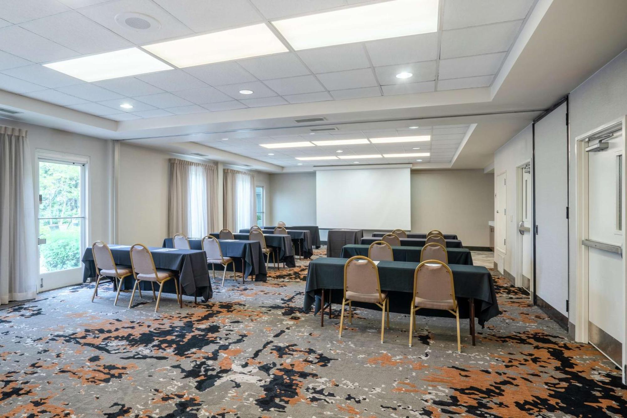 Hilton Garden East 3*